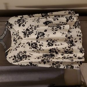 Lush flowy, Ivory-Black top